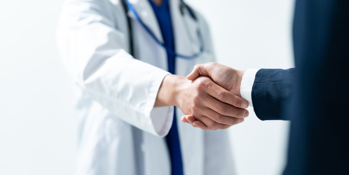 Arzt im Gespräch mit einer Patientin in der Hausarztpraxis